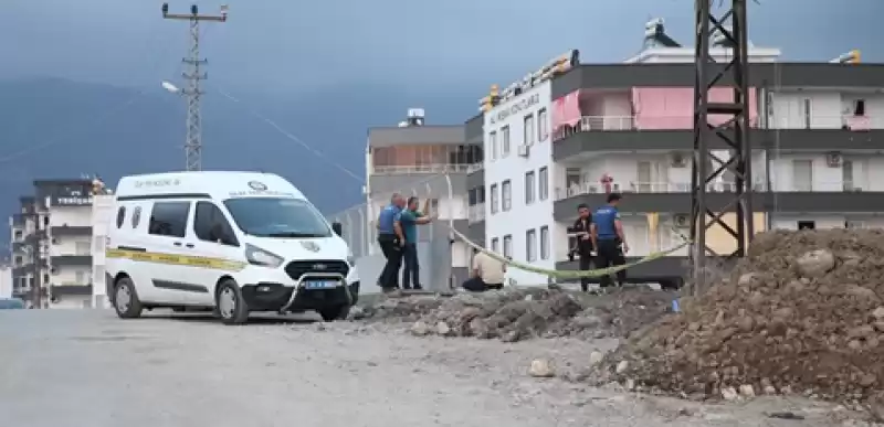 Hatay'da üst Geçit çalışmasında Toprak Altında Kalan Işçi Yaralandı