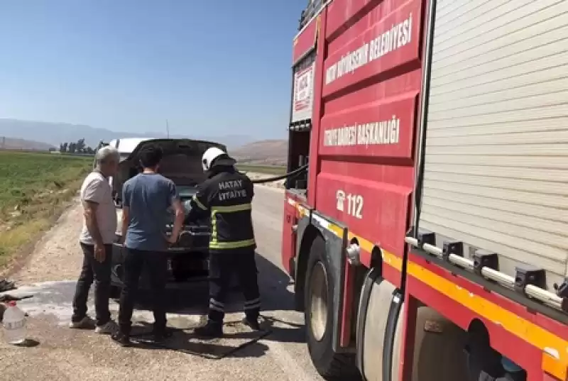 Hatay'da Seyir Halindeki Araçta çıkan Yangın Söndürüldü 