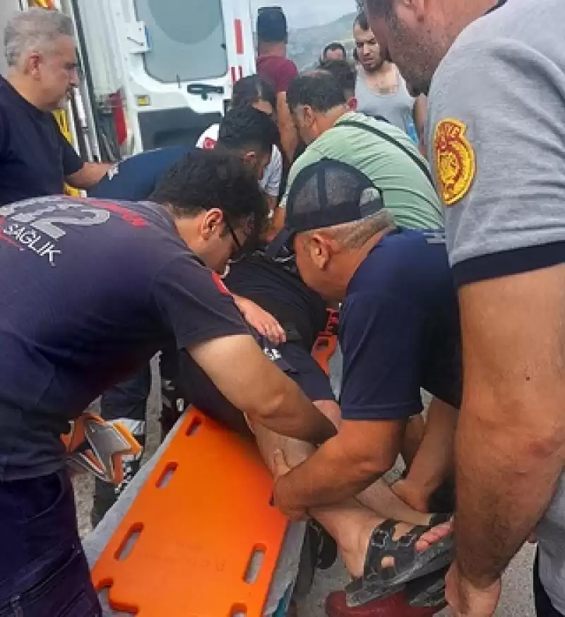 Hatay'da 2 Otomobilin çarpıştığı Kazada 3 Kişi Yaralandı
