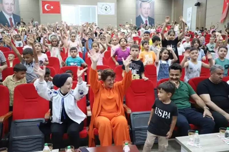 Altınözülü Çocuklar HBB Tiyatro Ekibinin Gösterileriyle Gönüllerince Eğlendi