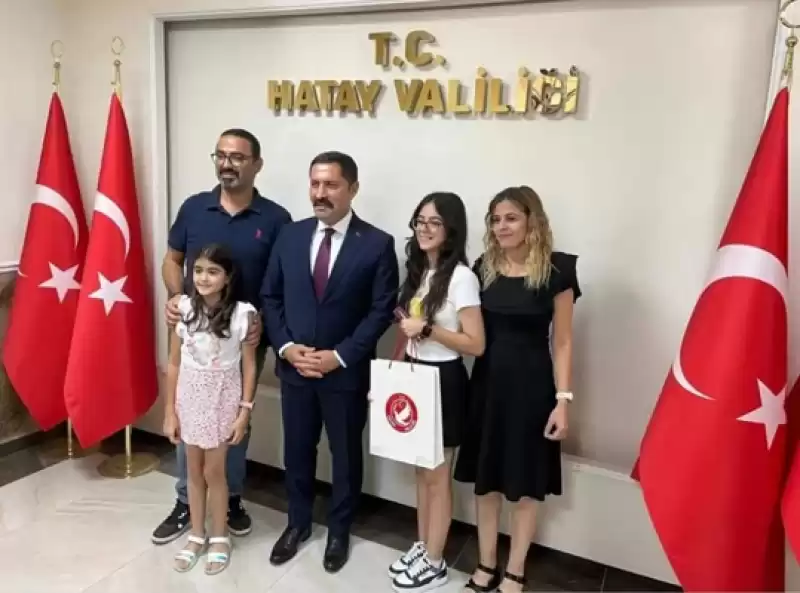Hatay Valisi Mustafa Masatlı, LGS Sınavında Tam Puan Alan öğrencileri ödüllendirdi