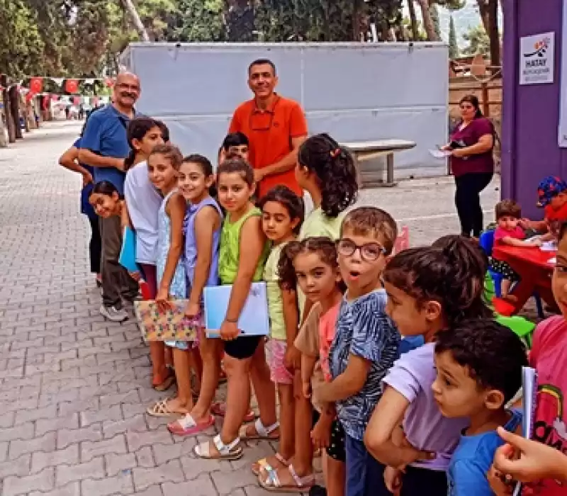 Adanalı öğrencilerden Depremzede Kardeşlerine Kırtasiye Yardımı