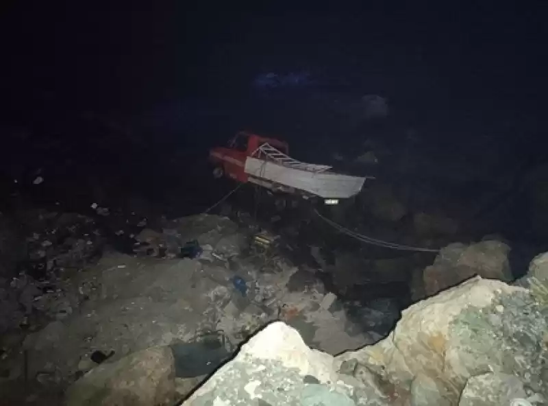 Hatay'da Sürücüsünün El Frenini çekmeyi Unuttuğu Kamyonet Denize Düştü