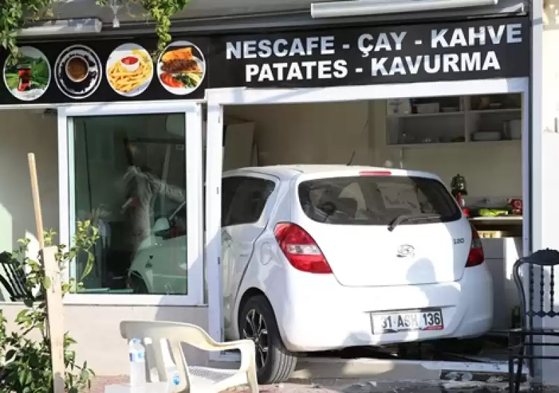 Hatay'da Kontrolden çıkan Otomobil Büfeye Girdi 4 Kişi Yaralandı