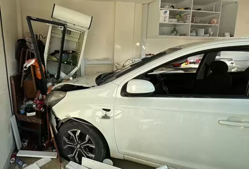 Hatay'da Kontrolden çıkan Otomobil Büfeye Girdi 4 Kişi Yaralandı