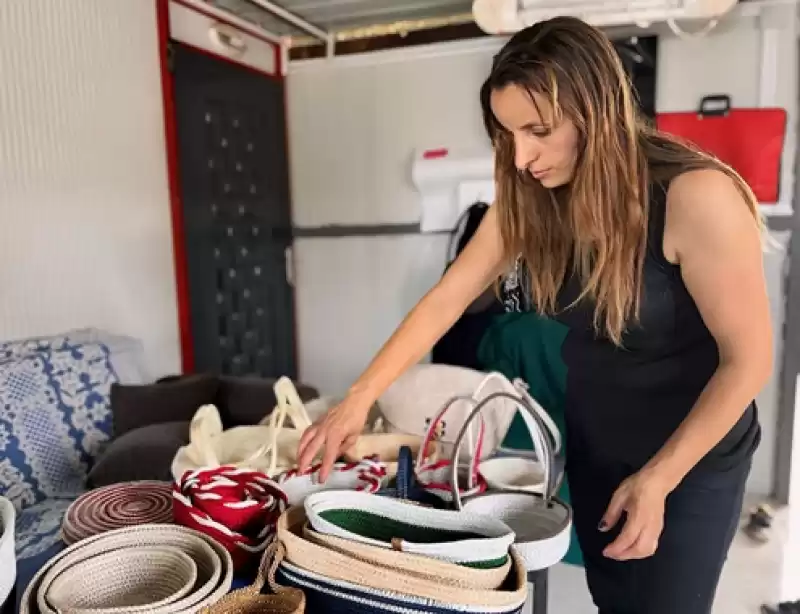 Konteyneri Atölyeye çeviren Depremzede Kadın El Işi ürünlerle Gelir Elde Ediyor