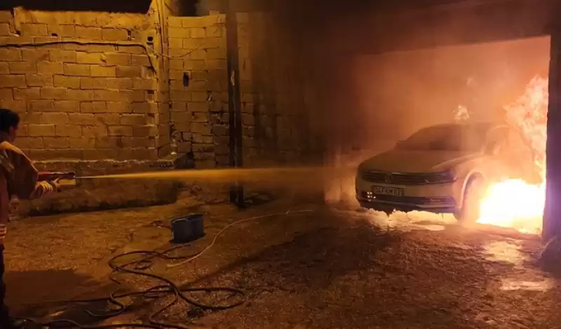 Hatay'da Park Halindeki Otomobilde çıkan Yangın Söndürüldü