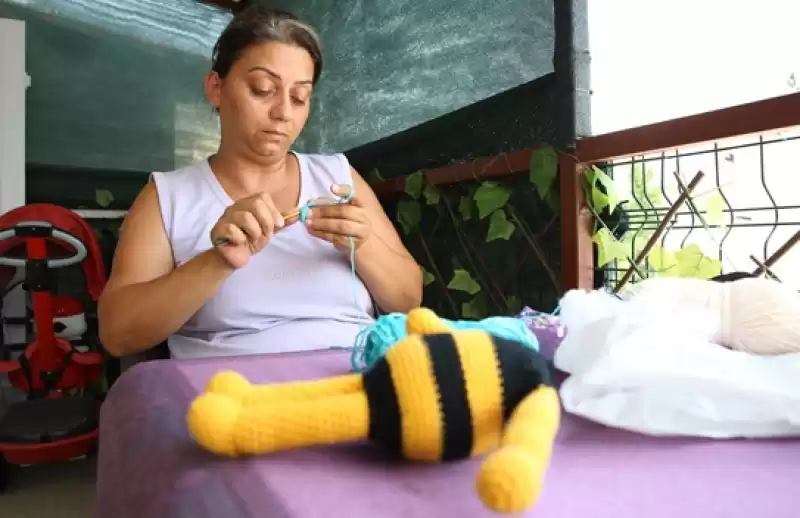Depremde ölen Oğlunun Sevdiği çizgi Film Karakterlerini örüyor