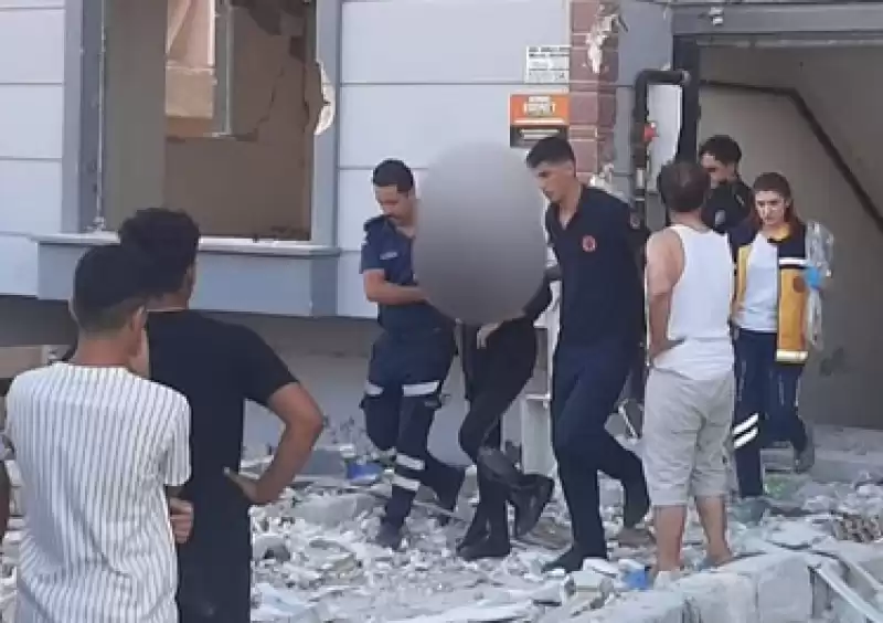 Depremde Hasar Alan Binaya çıkıp Intihar Etmek Istedi!