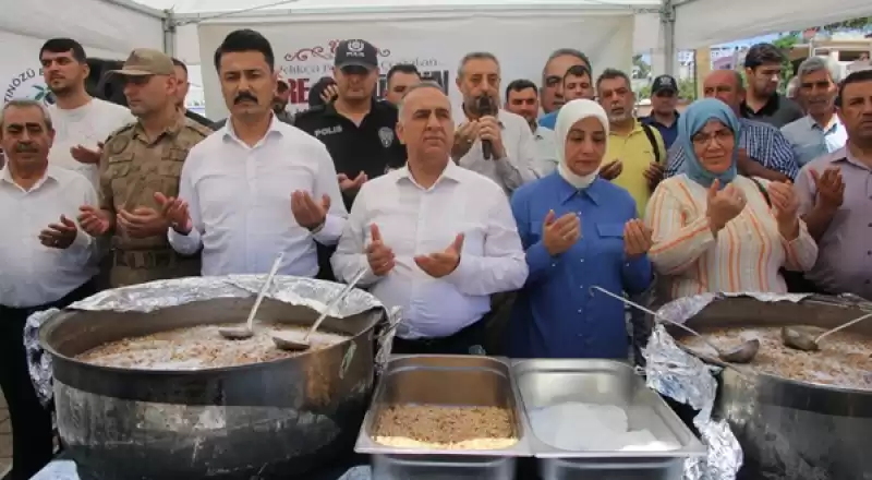 Altınözü'nde Vatandaşlara Aşure Ikram Edildi