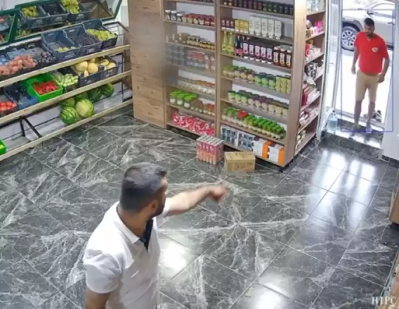 Hatay'da Markete Ayakkabılarını çıkarıp Giren şantiye Işçisi Kameraya Yansıdı 