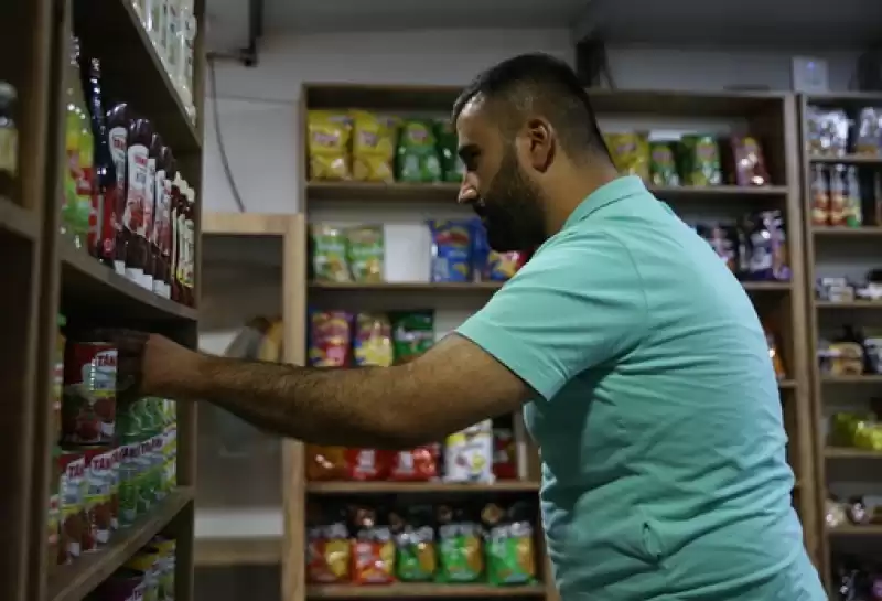 Hatay'da Markete Ayakkabılarını çıkarıp Giren şantiye Işçisi Kameraya Yansıdı