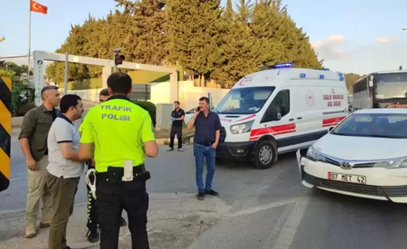 Hatay'da Otomobilin çarptığı Motosikletteki 4 Kişi Yaralandı 