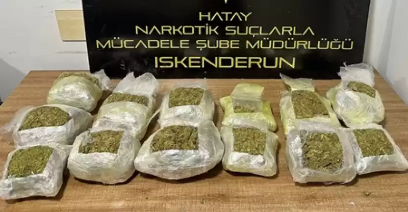 Hatay'da çekiciyle Götürülen Otomobilde 8 Kilo 865 Gram Esrar Ele Geçirildi