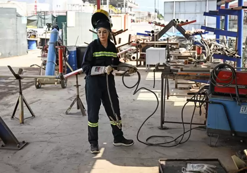 Kaynak Ustası Kadın, Atölye Kurup Mesleğine Daha çok Kadın Kazandırmak Istiyor