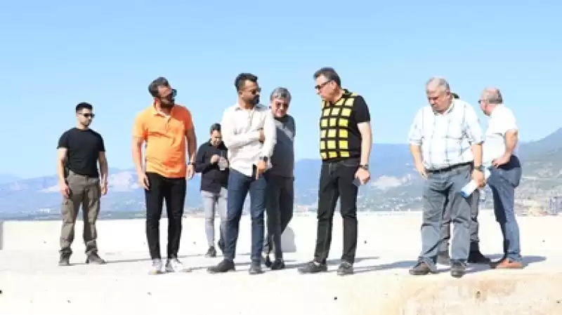 İskenderun Sahil Iskele Bölgesinde Yaşanan Su Sızıntısının önlenmesi çalışmalarına Başlandı 
