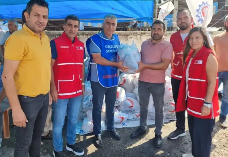 Türk Kızılay’ı İskenderun şubesinden Yol Bulan Emekçilerine Kıyafet Desteği