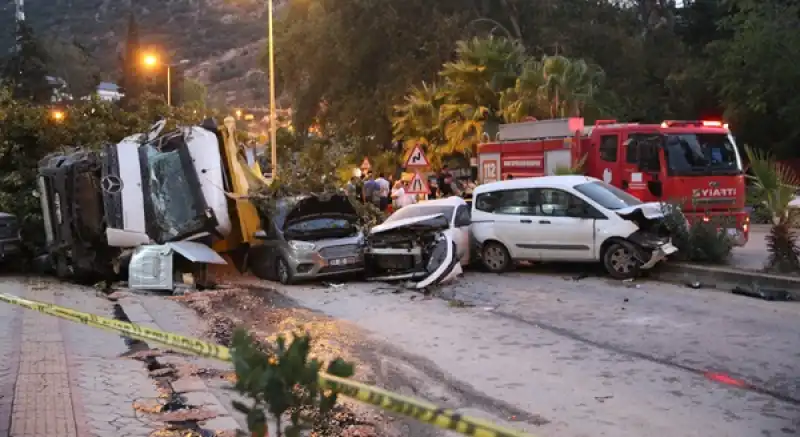 Hatay'da Hafriyat Kamyonunun 9 Araca çarpması Sonucu 5 Kişi Yaralandı