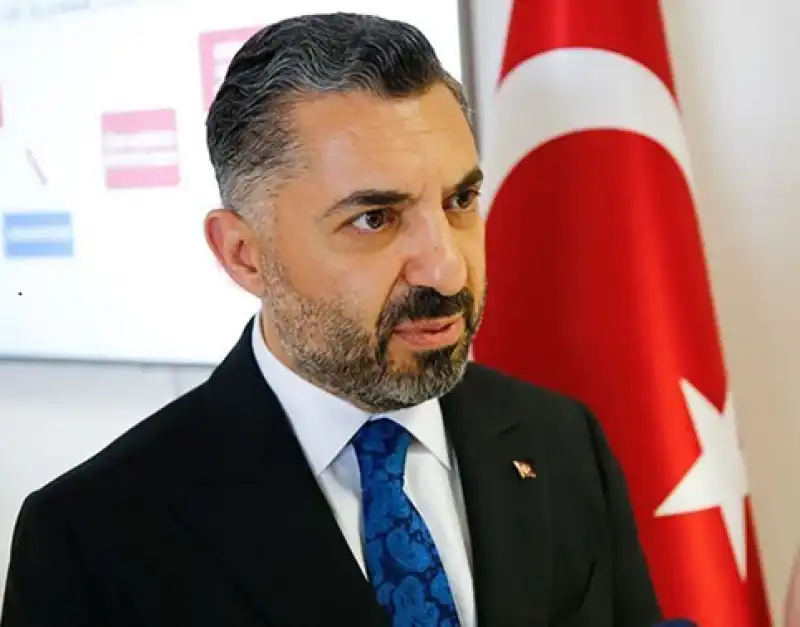 İç çamaşırlarını Göreceğimiz şekilde Giyinen Insanlar Yayına Alınıyor!