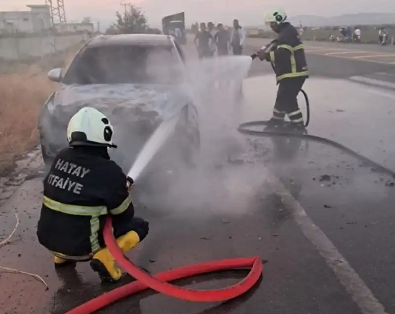 Reyhanlı’da Seyir Halindeki Otomobil Yandı