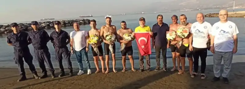 39 Km’lik Mesafeyi 11 Saat 41 Dakikada Yüzdüler