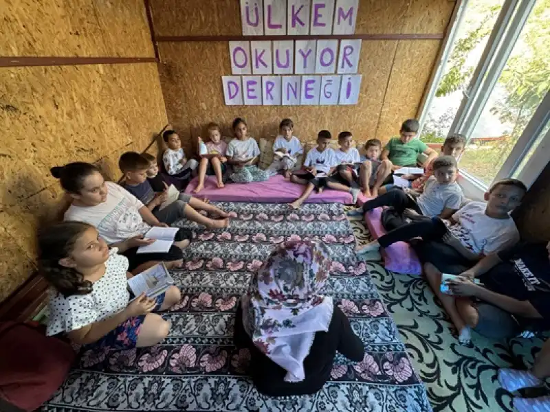 Depremde Yıkılan Evinin Yerine Yaptığı Kulübeyi çocuklar Için Kütüphaneye çevirdi