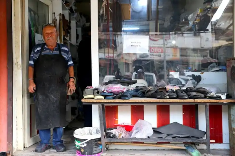 Hatay'da 76 Yaşındaki Selim Usta 60 Yıldır Aynı Dükkanda Ayakkabı Tamir Ediyor