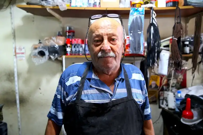 Hatay'da 76 Yaşındaki Selim Usta 60 Yıldır Aynı Dükkanda Ayakkabı Tamir Ediyor