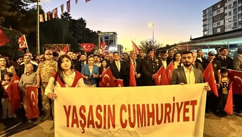 Hatay Dörtyol’da 29 Ekim Cumhuriyet Bayramı Fener Alayıyla Kutlandı
