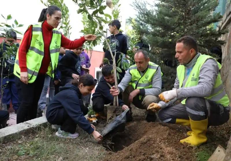 Minik Ellerle Ağaç Diktiler Büyükşehir’den Okullara 5000 Narenciye Fidanı 
