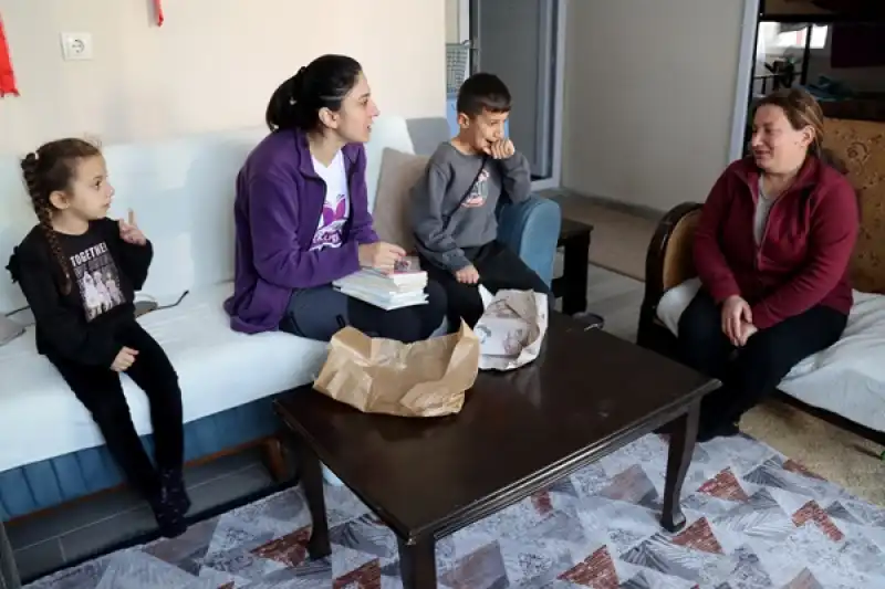Acil Tıp Teknisyeni, Gönüllü Geldiği Hatay'da Depremzedelerin Yüreğine Dokunuyor