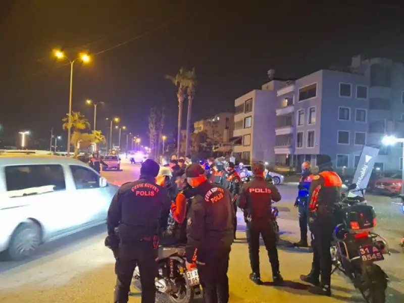 Hatay'ın İskenderun Ilçesinde, Polis Ekiplerince Asayiş Uygulaması Yapıldı
