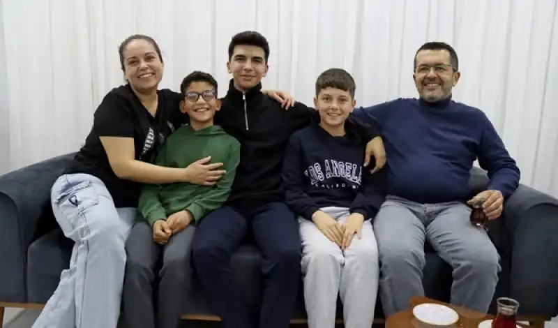 Depremden 8 Gün Sonra Enkazdan çıkarılan Iki Kardeş, Amca Ve Yengesine Emanet