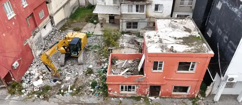 İskenderun'da Tehlike Saçan Metruk Binalar Yıkılıyor
