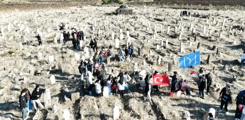 Aktepe Karapınar Türkmen Mezarlığında Tür Boylarının İzleri Yaşanıyor