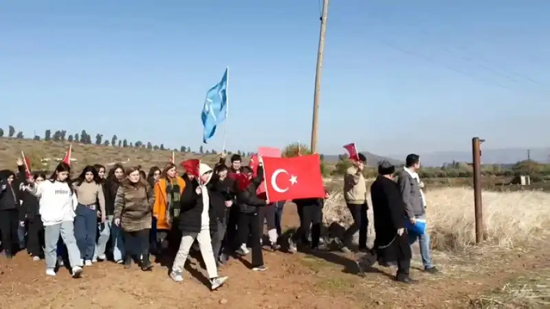 Aktepe Karapınar Türkmen Mezarlığında Tür Boylarının İzleri Yaşanıyor