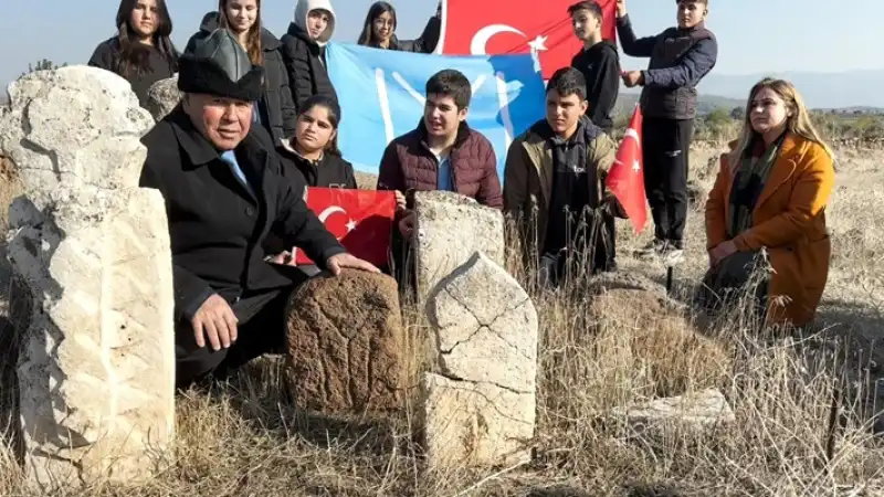 Aktepe Karapınar Türkmen Mezarlığında Tür Boylarının İzleri Yaşanıyor