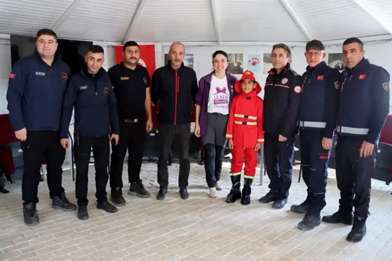Depremzede Emir'in Itfaiyeci Olma Hayali Bir Günlüğüne Gerçeğe Dönüştü 