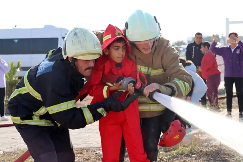 Depremzede Emir'in Itfaiyeci Olma Hayali Bir Günlüğüne Gerçeğe Dönüştü