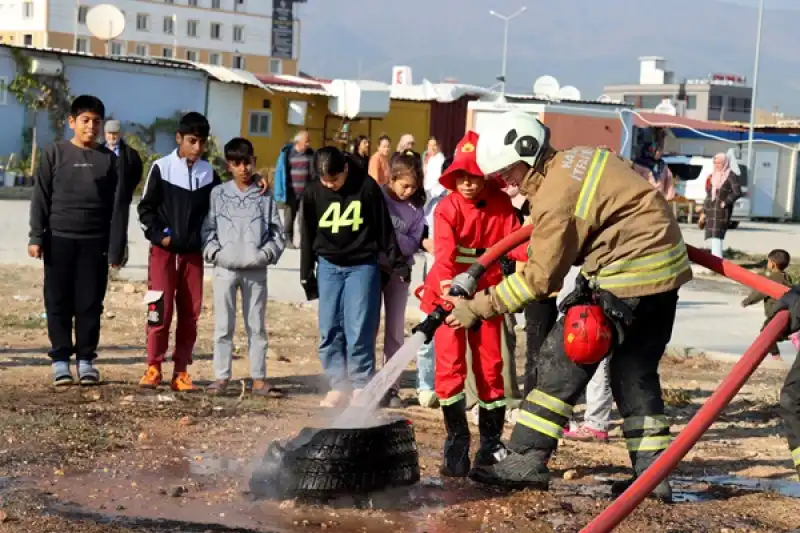 Depremzede Emir'in Itfaiyeci Olma Hayali Bir Günlüğüne Gerçeğe Dönüştü