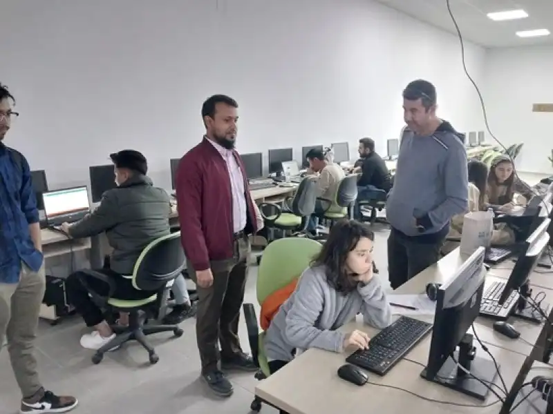 Bangladeşli Öğretim Üyesi İSTE’de Ders Verdi
