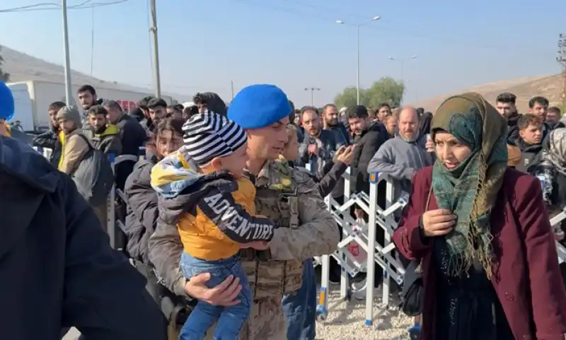 Esed Rejiminin Devrilmesinin Ardından Türkiye'deki Suriyeliler ülkelerine Dönüyor