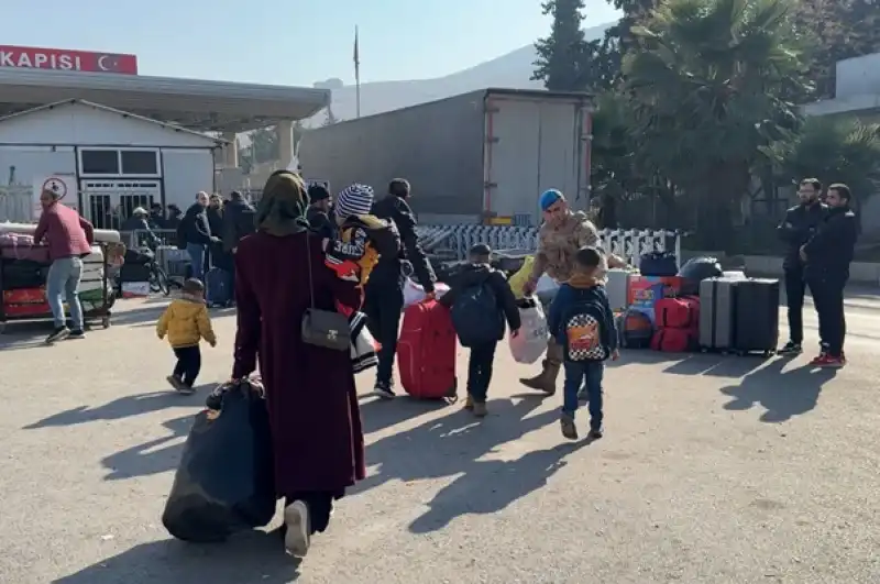 Esed Rejiminin Devrilmesinin Ardından Türkiye'deki Suriyeliler ülkelerine Dönüyor
