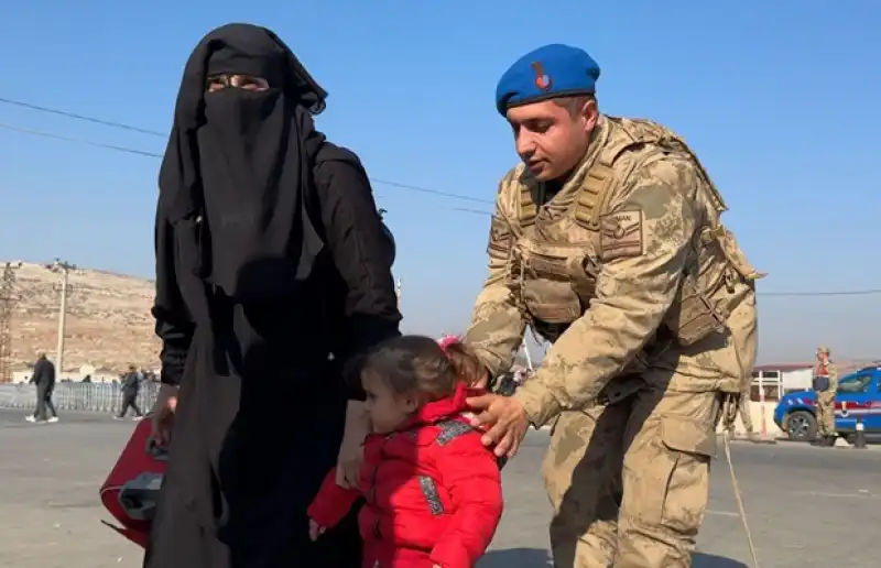 Esed Rejiminin Devrilmesinin Ardından Türkiye'deki Suriyeliler ülkelerine Dönüyor