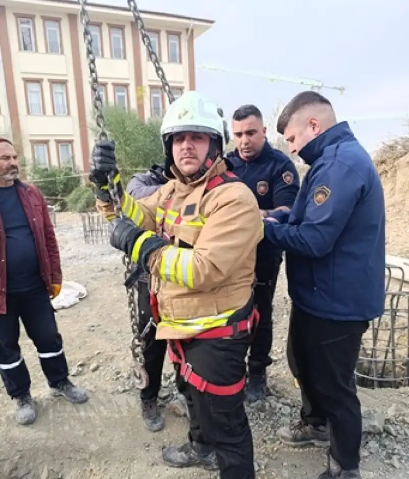 Hatay'da Fore Kazık Temeline Düşen Köpek Yavrusunu Itfaiye Kurtardı