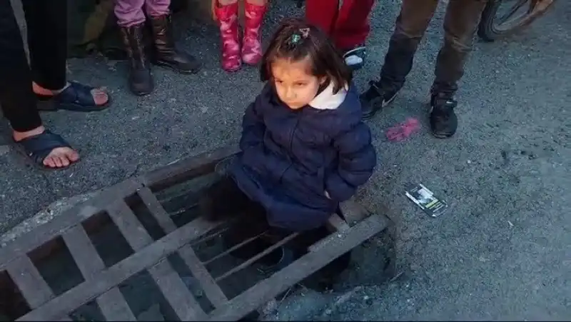 Mazgala Sıkışan Kızı İtfaiye Kurtardı!