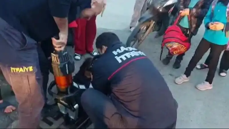 Mazgala Sıkışan Kızı İtfaiye Kurtardı!