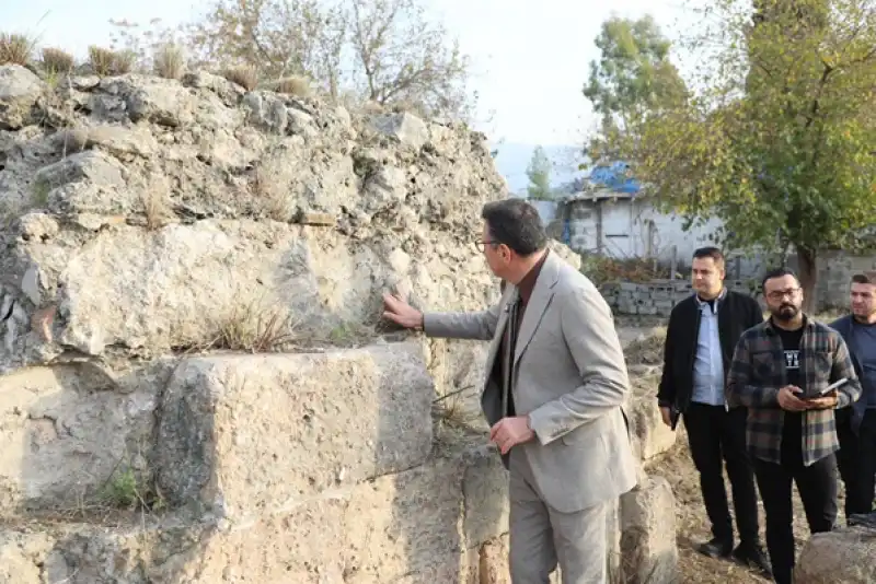 İskenderun Belediye Başkanı Dönmez, Kale Kalıntılarındaki çalışmaları Inceledi