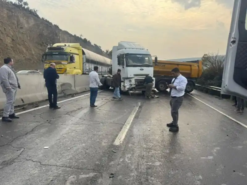 İskenderun-Antakya Yolunda Tır Kazası Trafiği Kilitledi