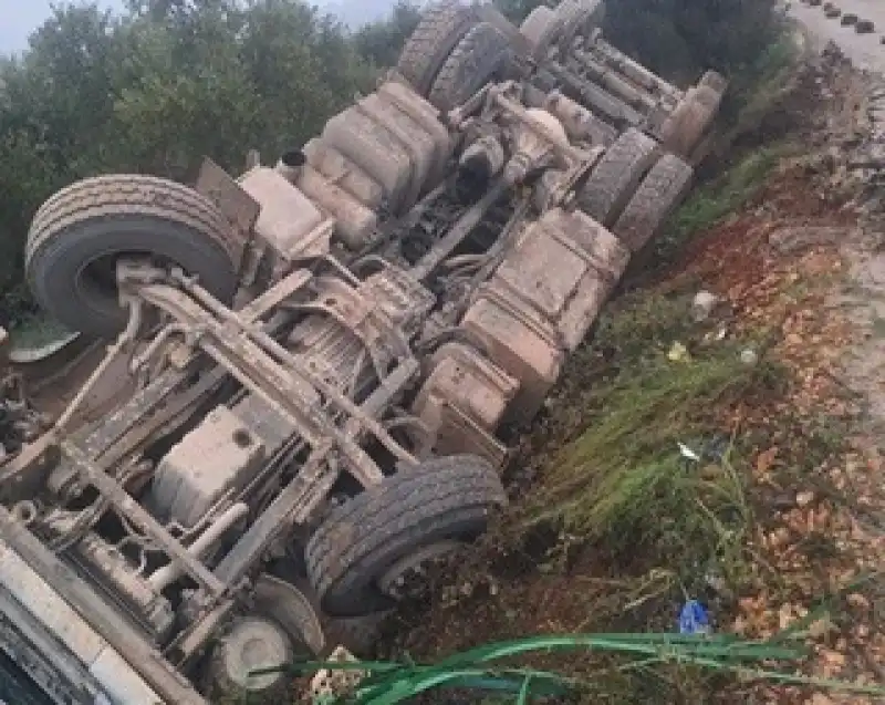 Yayladağı'nda Hafriyat Kamyonu Devrildi! Mahalle Sakinlerinden Yol Genişletme Talebi!